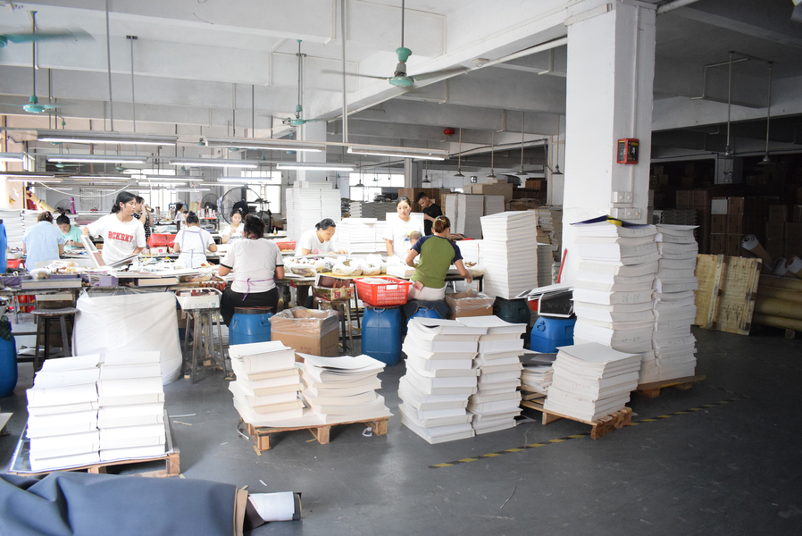 GUANGZHOU YM PACKAGE PRODUCTS CO.,LTD. lini produksi pabrikan