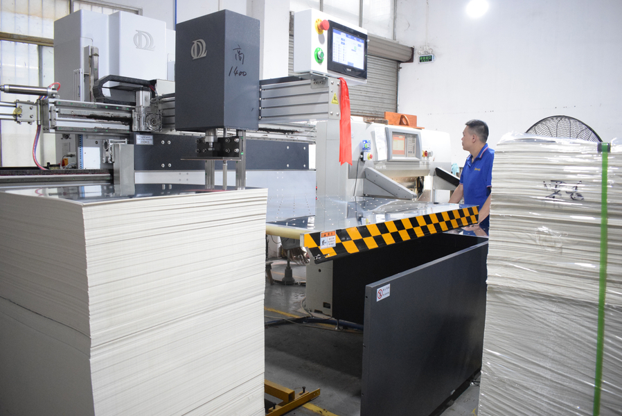 GUANGZHOU YM PACKAGE PRODUCTS CO.,LTD. lini produksi pabrikan